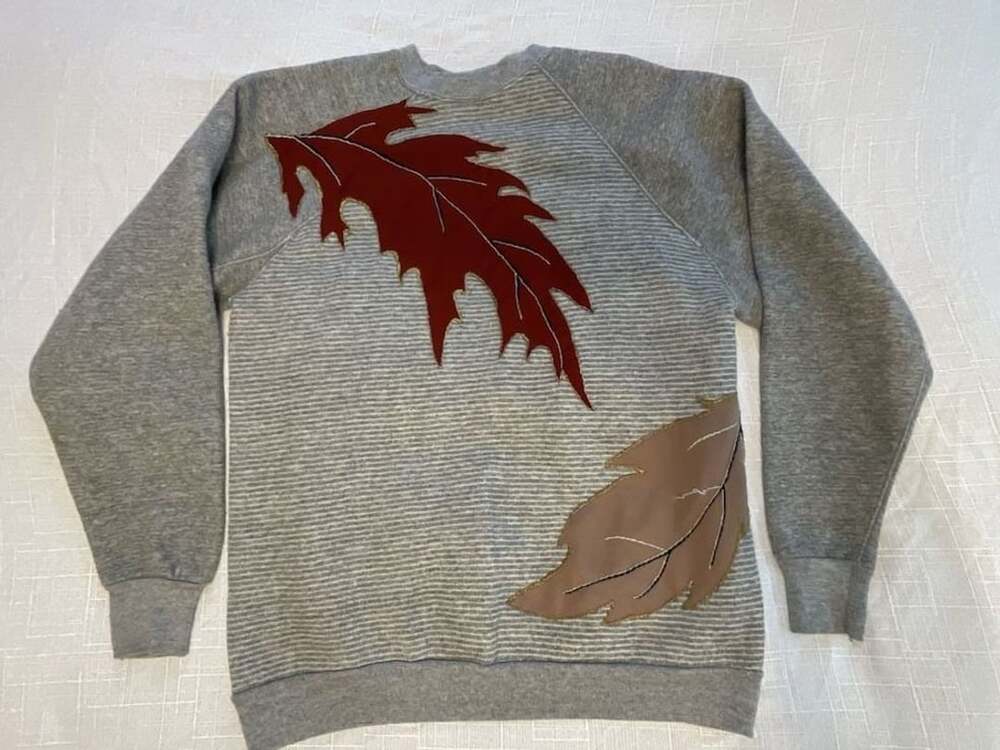 Fall Leaves Sweatshirt Size X-Large Gray Heavyweight Pullover
Autumn
Embroidery